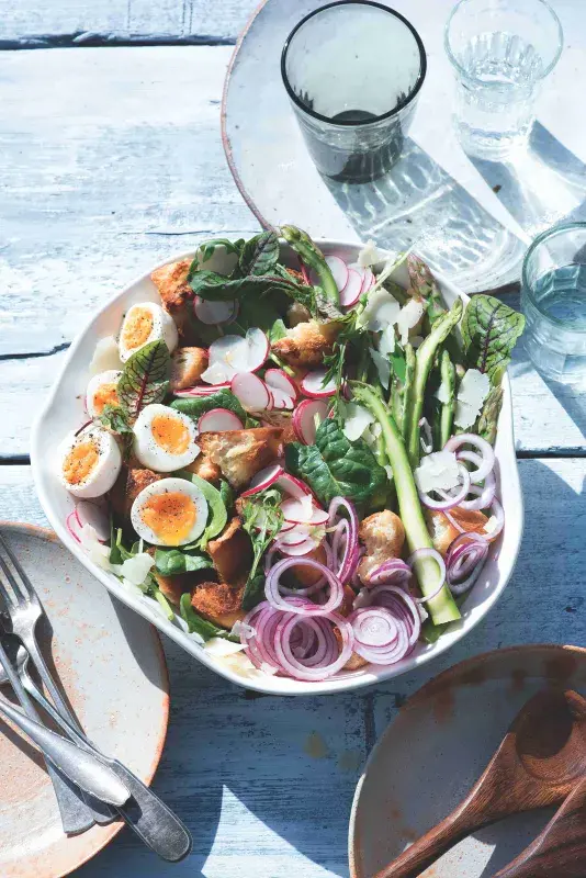 Jarní panzanella s chřestem