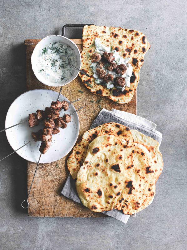 Jehněčí špízy s tzatziki a chlebovými plackami
