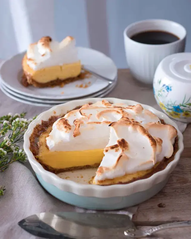 Koláč s citronovým krémem a sněhovou čepicí