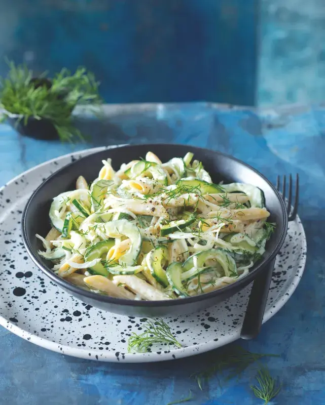 Krémový okurkový těstovinový salát