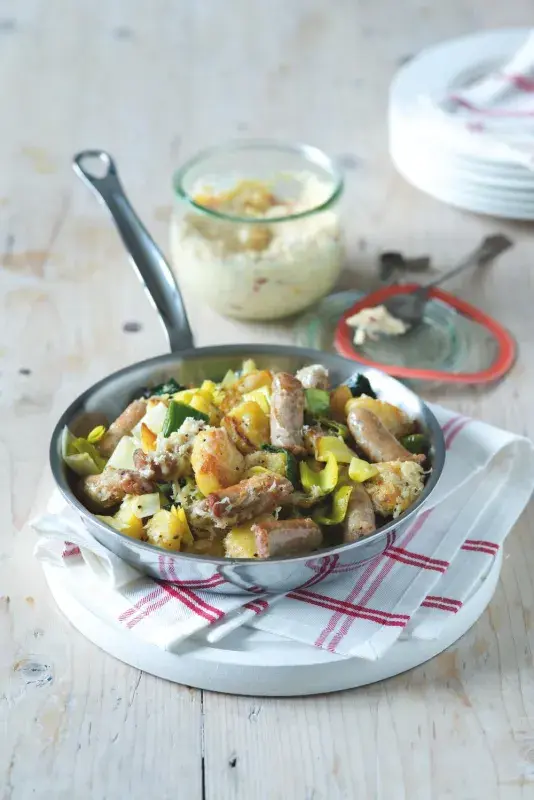 Opékané brambory s klobáskami a křenovou remuládou