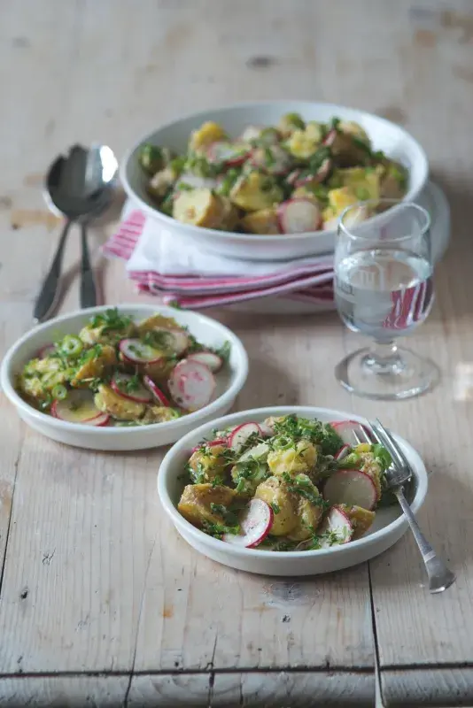 Bramborový salát s křenem a ředkvičkami