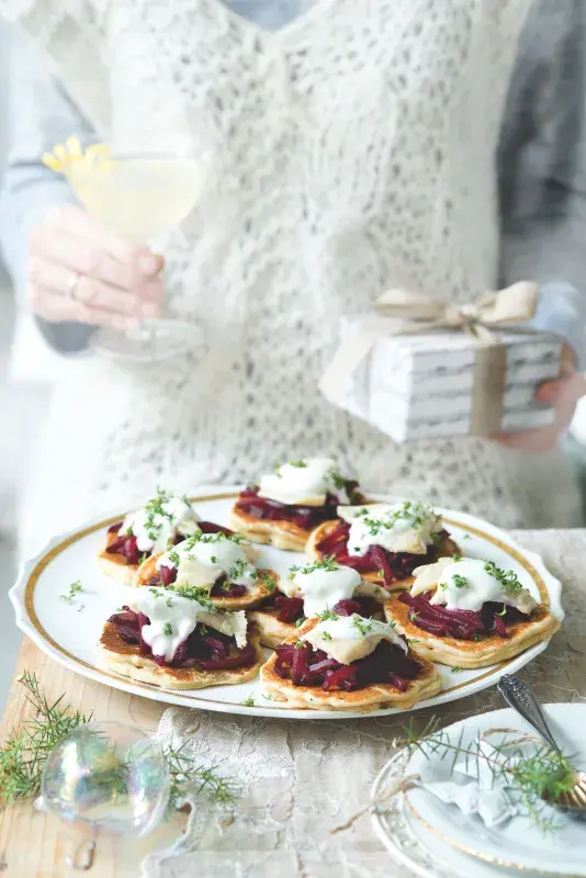 Křenové bliny s červenou řepou a uzeným pstruhem