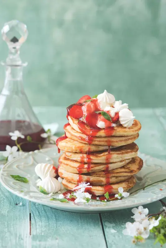 Kynuté lívance s jahodami a šlehačkou