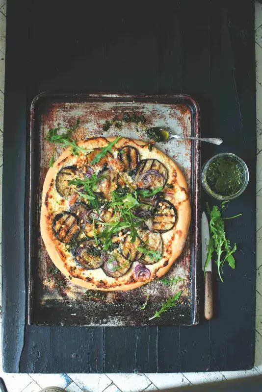 Lilková pizza po sicilsku