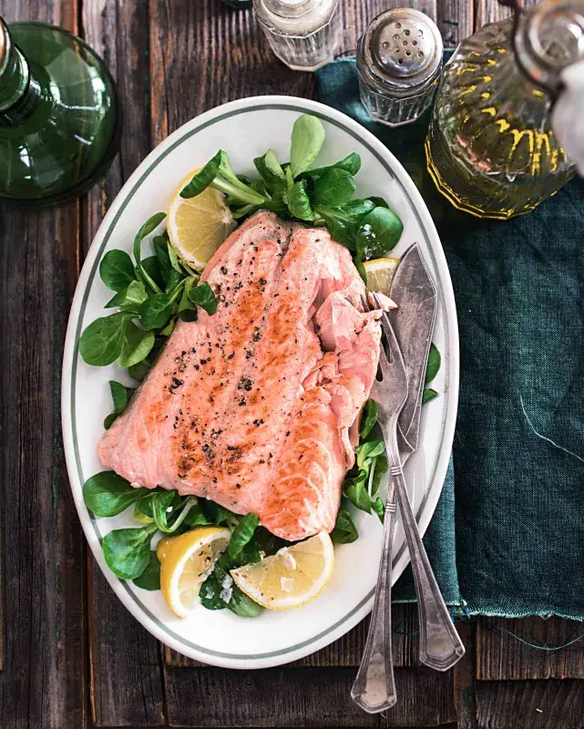 Losos pošírovaný v jasmínovém čaji