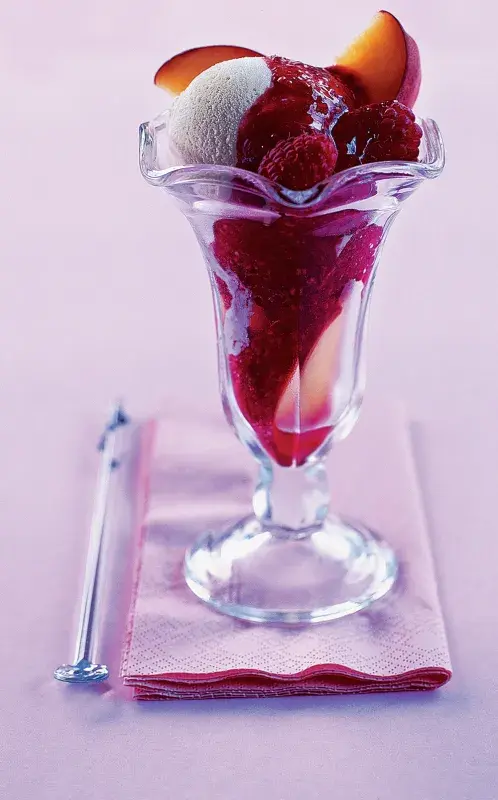Malinový a broskvový pohár Peach Melba