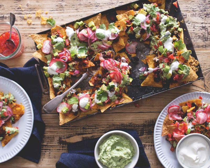 Nachos s chorizem, salsou a guacamole