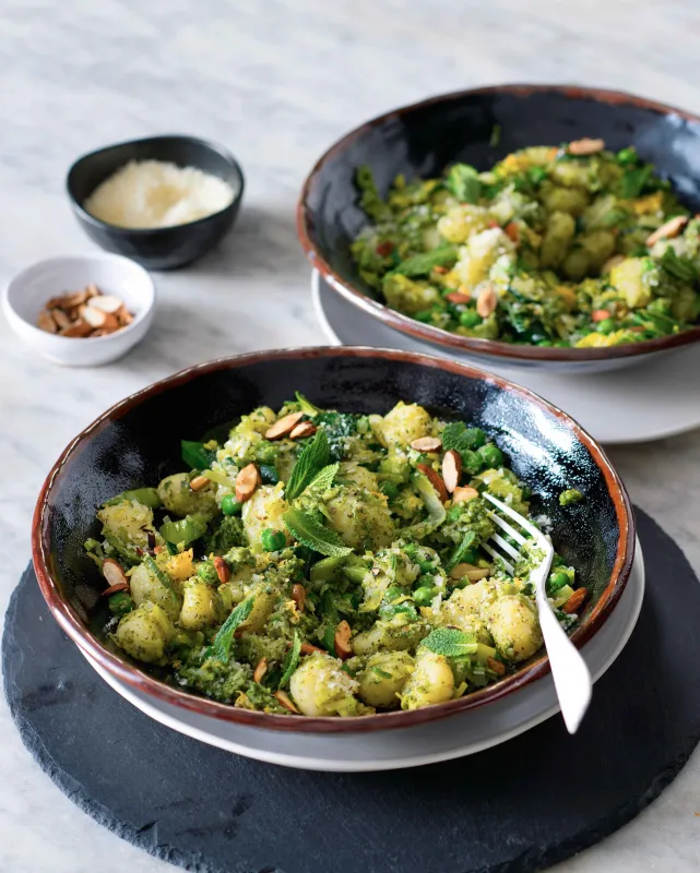 Noky s hráškem, mátou a mandlemi