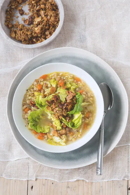 Ovesná polévka s křupavou posypkou a salátem