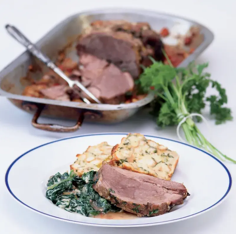 Pečená jehněčí kýta se špenátem a nádivkou