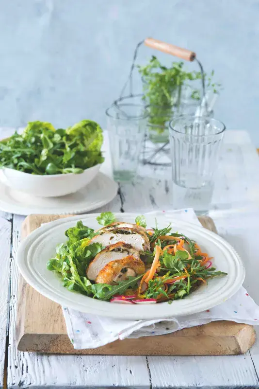 Pečená kuřecí prsa se šalvějovým máslem a salátem