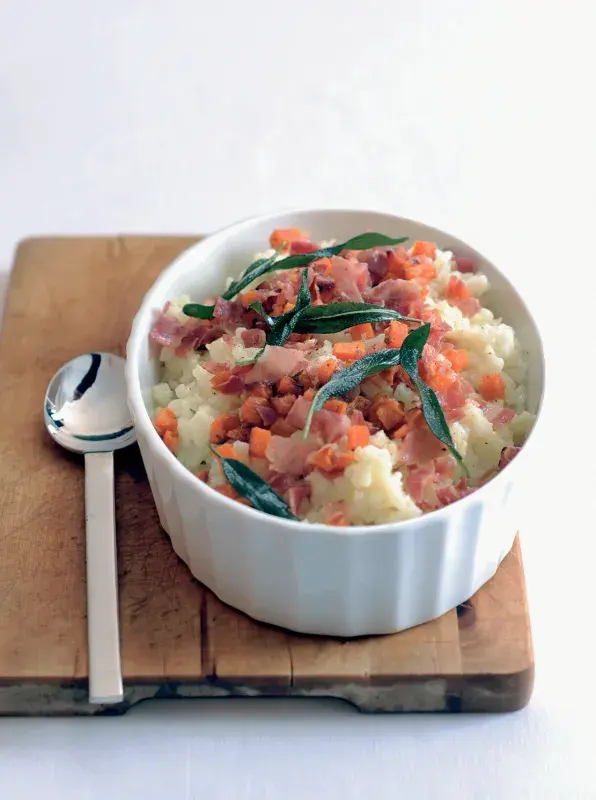 Pečené rizoto se slaninou, batáty a šalvějí