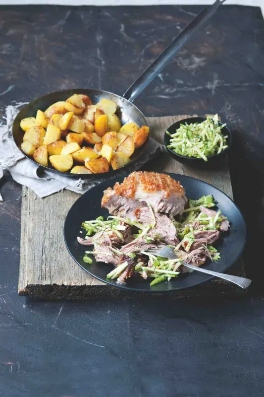 Pečené vepřové s jablečným salátem