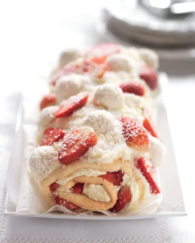 Piškotová roláda s kokosovým krémem, jahodami a rafaelem