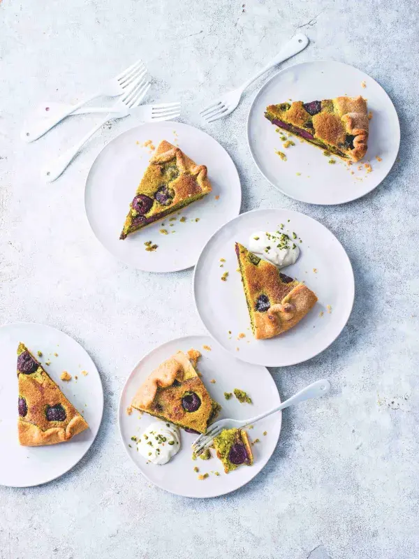 Pistáciovo-třešňový ‚bakewell‘ koláč