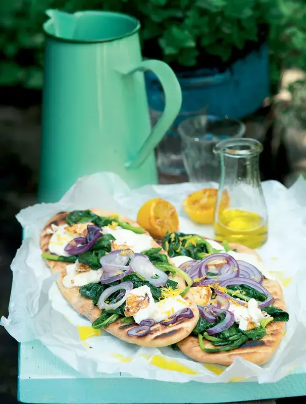 Pizza z grilu se špenátem