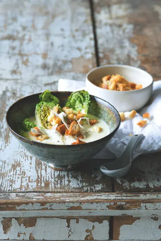 Polévka a la salát Caesar