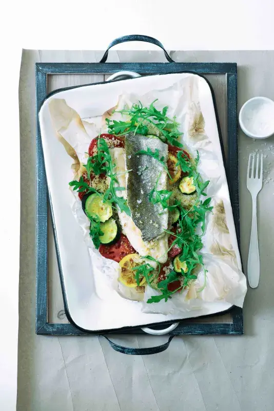 Pstruh s teplým kuskusovým salátem v papilotě