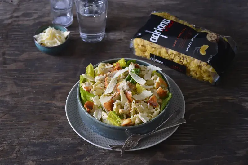 Caesar salát s těstovinami creste di gallo