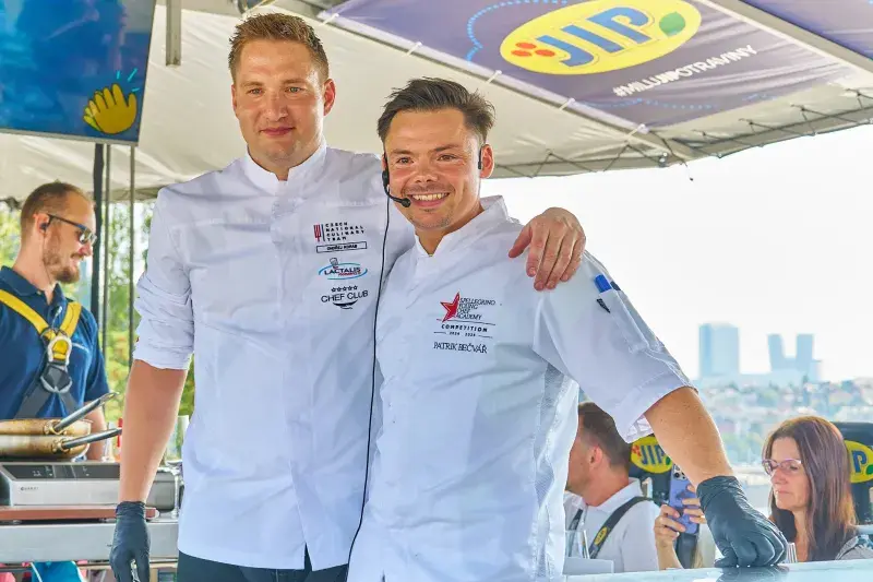 Letos připravují Večeři v oblacích Patrik Bečvář (vpravo), kapitán Národního týmu kuchařů a Ondřej Koráb, šéfkuchař karlovarského hotelu Pupp.