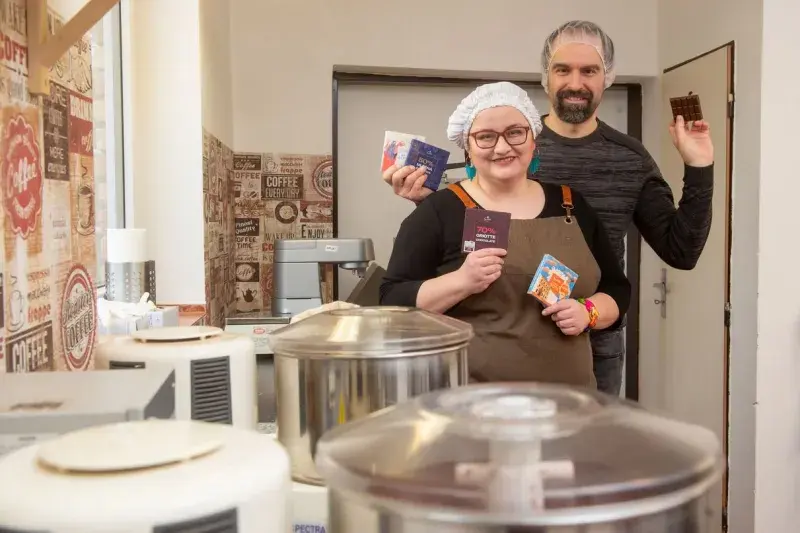 Čokolatiéři Lada a Pavel Bartošovi vyrábějí čokoládu s radostí: vyrobí okolo 25 000 tabulek za rok