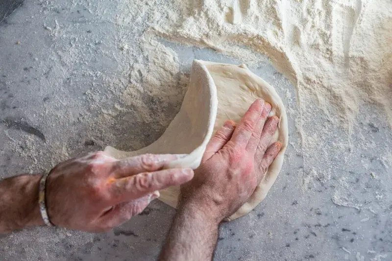 Příprava těsta na pizzu