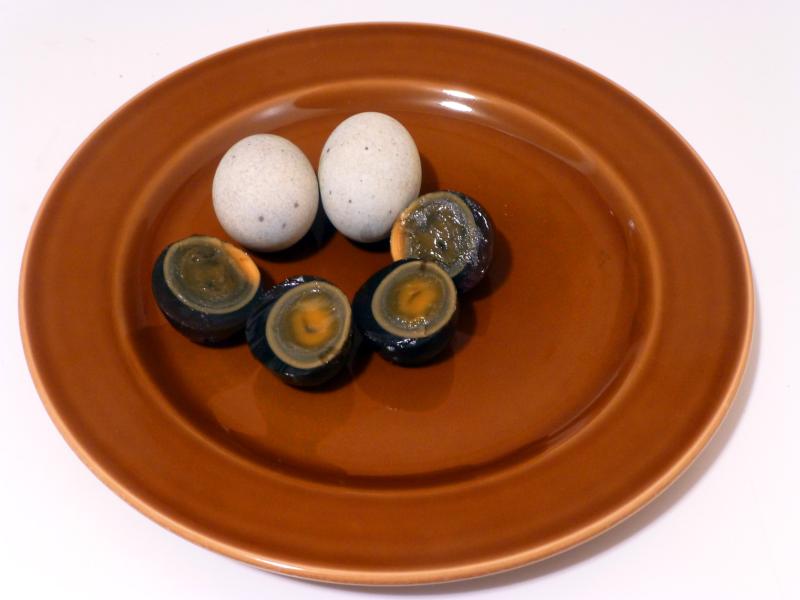 Jak vypadá černé vejce uvnitř - Century egg 