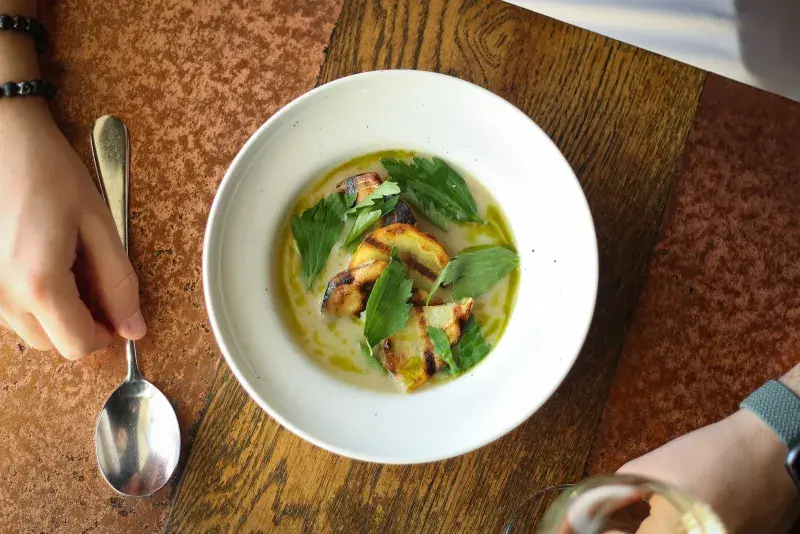 Polévka z brambor pečených na ohni, smetana, libeček