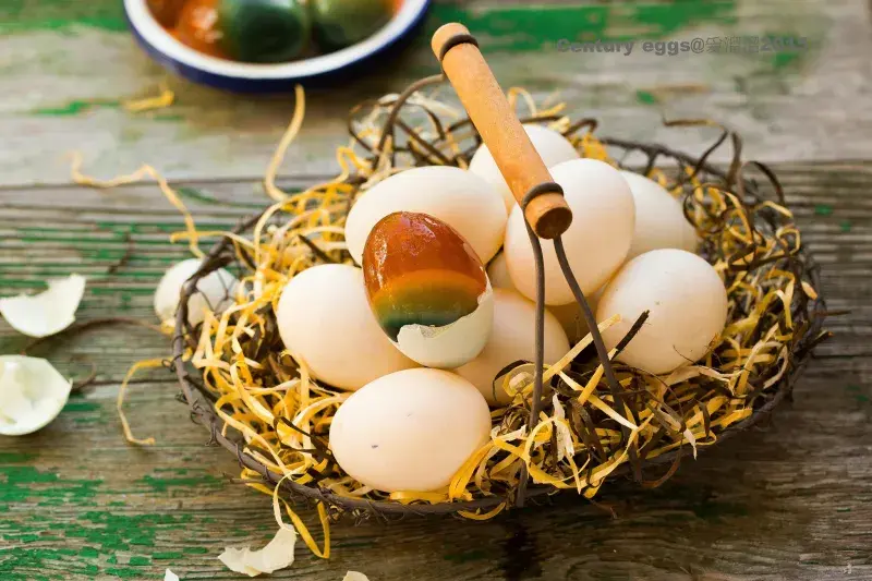 Černé vejce v košíku - Century egg