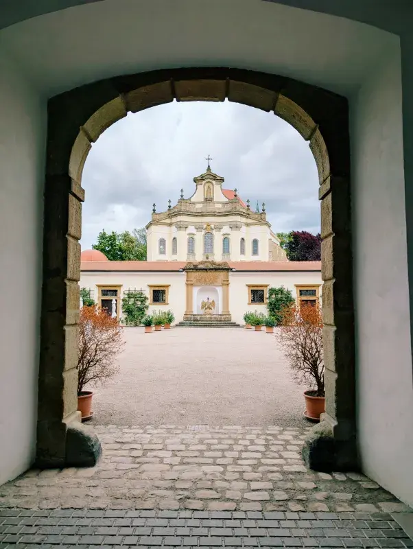 Příchod ke kavárně na zámku v Rychnově nad Kněžnou