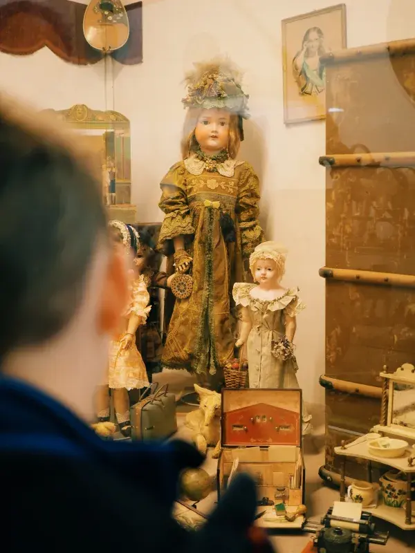 Panenka, kterou si nechaly vyrobit tři bezdětné sestry