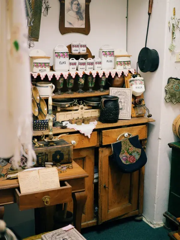 Možná si některé vybavení pamatujete z babiččiny chalupy?