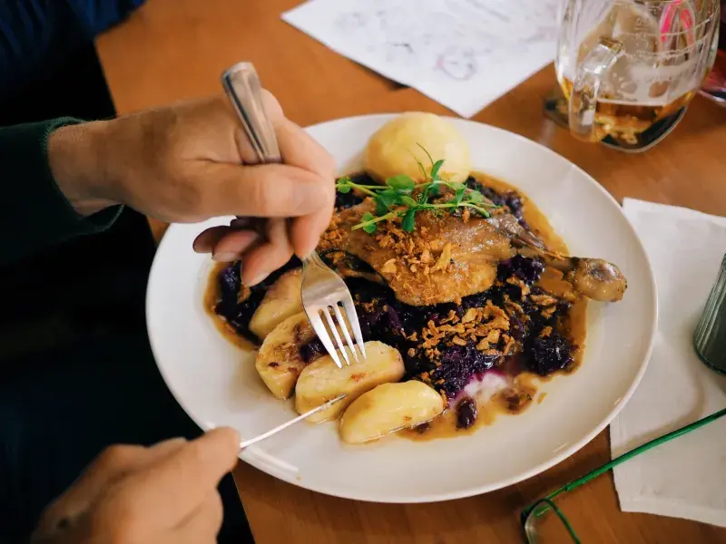 Konfitované kachní stehno s knedlíkem a zelím