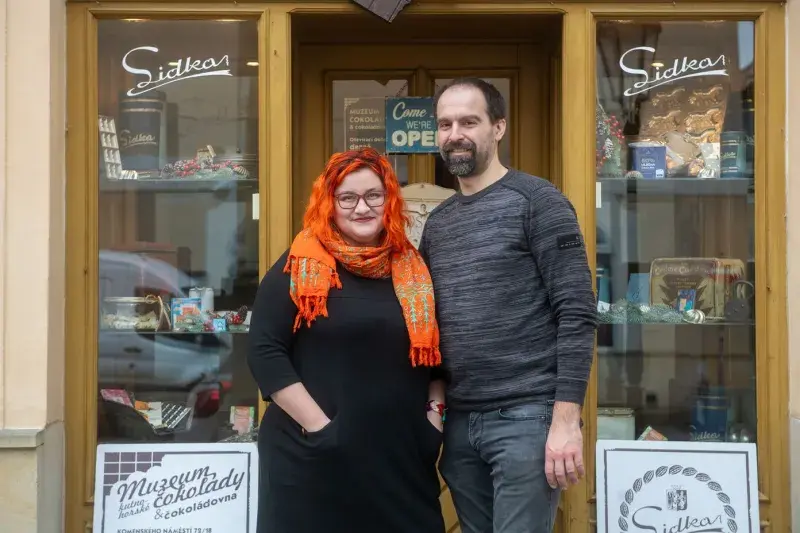 Manželé Lada a Pavel Bartošovi před Muzeem čokolády v Kutné Hoře