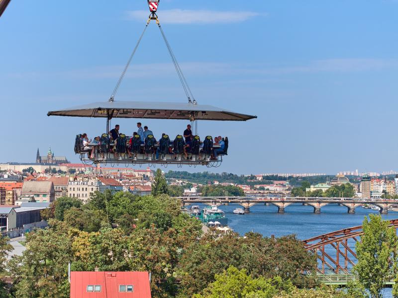 Během večeře se plošina několikrát otočí a nabídne hostům exkluzivní výhledy.