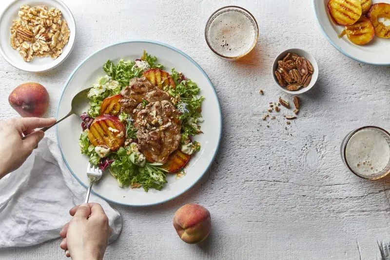 Steak z krkovice s grilovanou broskví a pivní redukcí