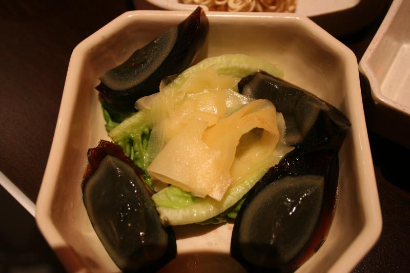 Černé vejce se salátem - Century egg 