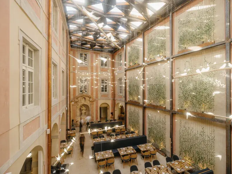 Interiér restaurace 420