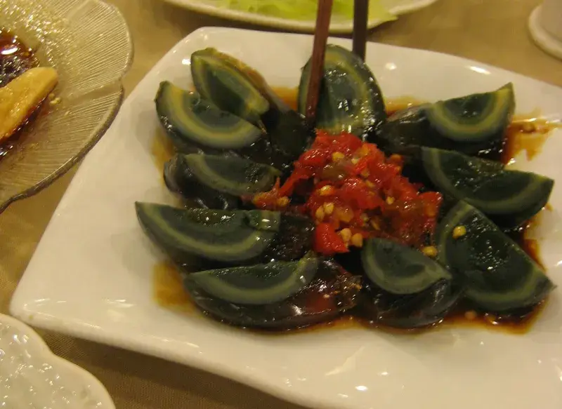 Černé vejce s pikantní omáčkou - Century egg 