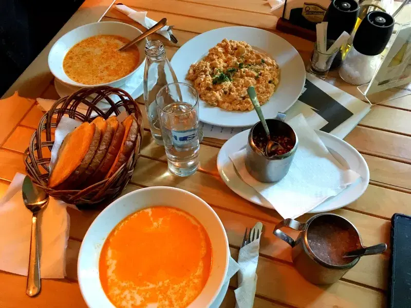 V tradiční burharské kuchyni se polévky často konzumují s chlebem