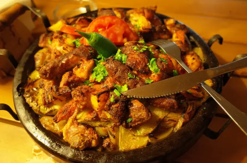 Tradiční burharská kuchyně je plná barev a čerstvé zeleniny