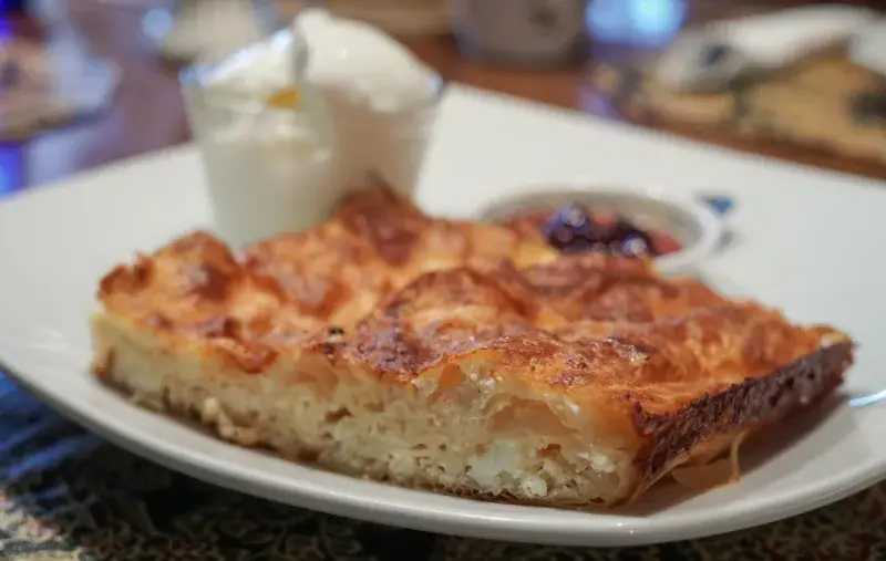 Tradiční burharská snídaně - vaječná omeleta se sýrem a ovocem