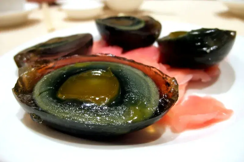 Černé vejce s nakládaným zázvorem - Century egg 