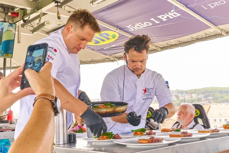 Hlavní chod:  Rump steak podávaný se zeleninou, bramborovým rösti, holandskou omáčkou a telecím demi-glace.