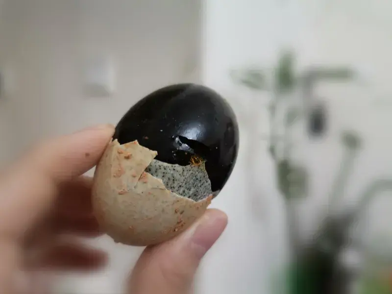 Černé vejce - Century egg - loupání