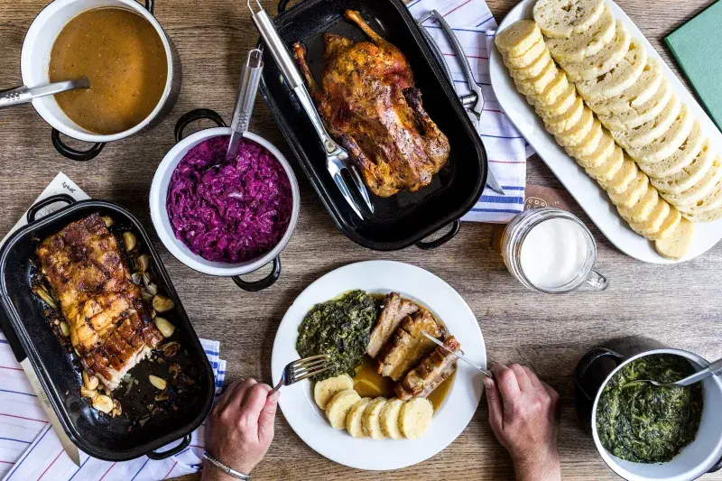 Vepřo-knedlo-zelo je jedním z tradičních slavnostních pokrmů