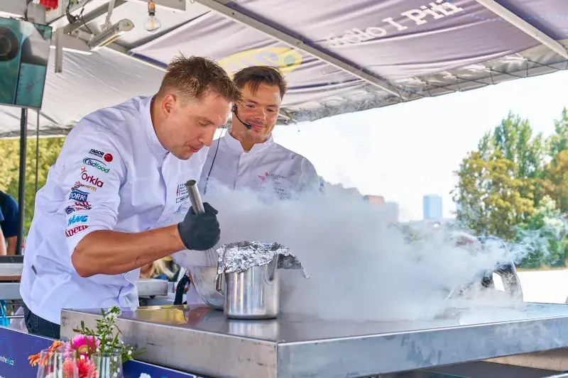 Tekutý dusík při finalizaci dezertu atraktivní podívanou ještě umocňuje.