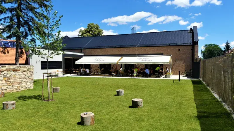 Zahrádka s terasou u restaurace