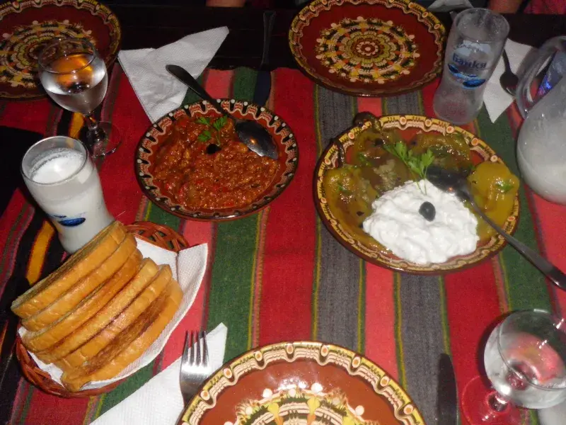 Tradiční burharská kuchyně je obvykle plná barev, chutí a vůní